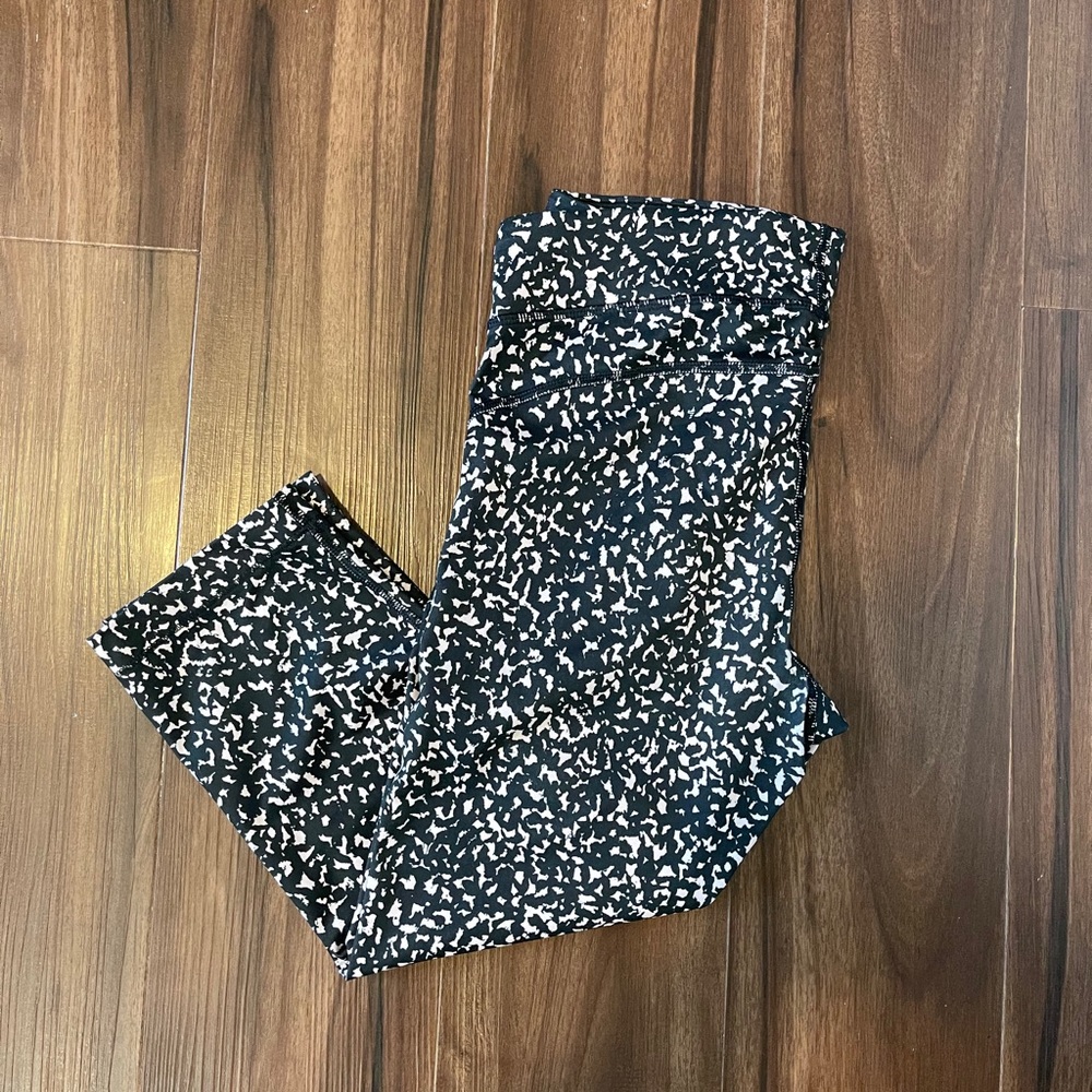 WOMEN’S UNDER ARMOUR PRINTED CAPRI LEGGINGS